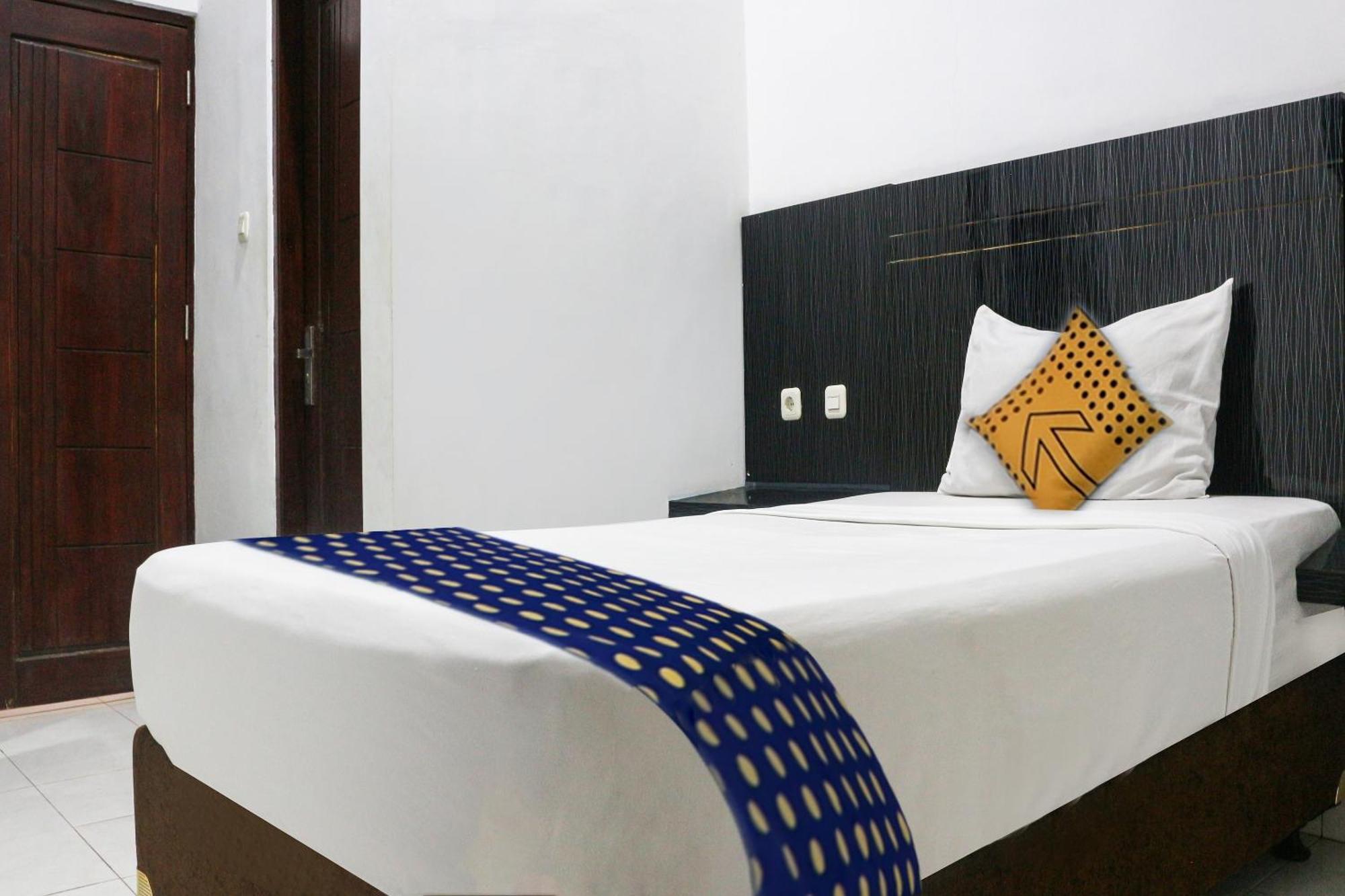 Spot On 3605 Clarichie Guest House Kupang  Kültér fotó