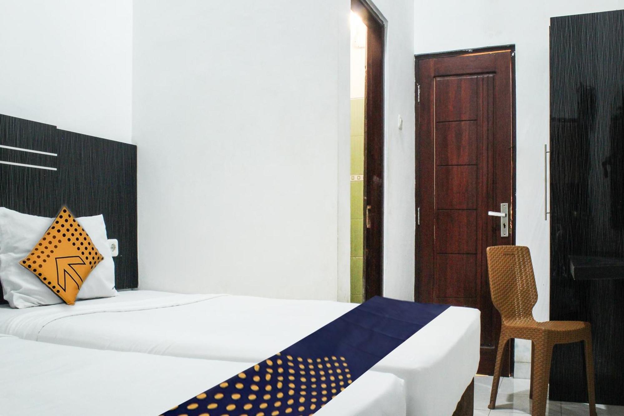 Spot On 3605 Clarichie Guest House Kupang  Kültér fotó